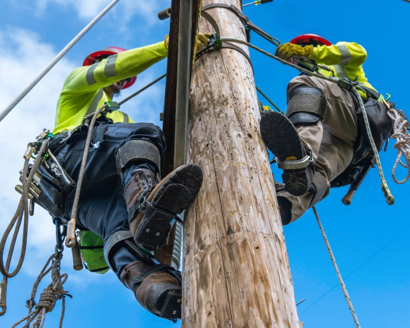 lineman-asending-pole